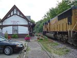 UP 4642 passing the old C&NW depot, now a flower shop